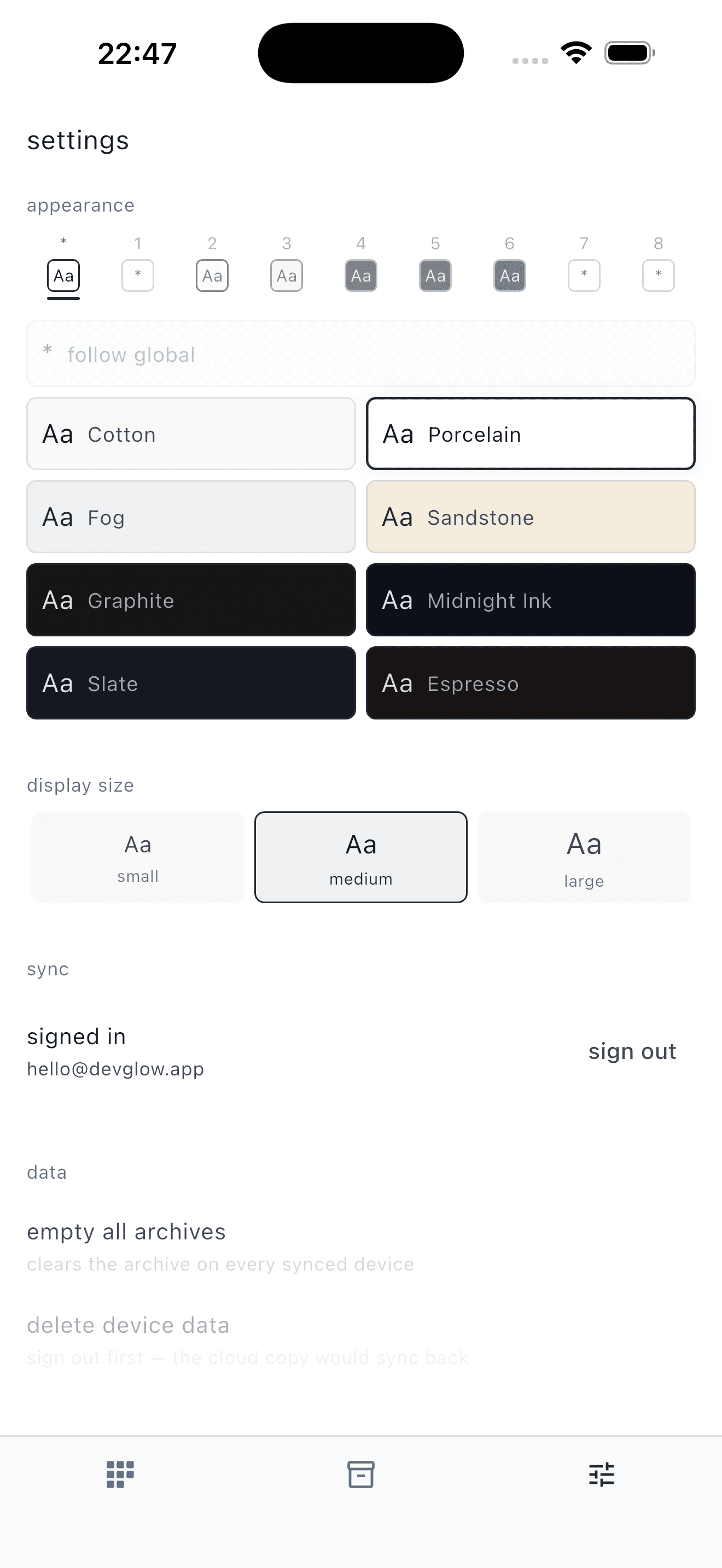 noglow settings on iPhone — the eight-theme picker with a per-slot theme row